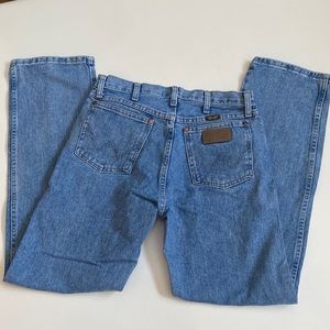 Vintage Wrangler medium wash straight leg jeans